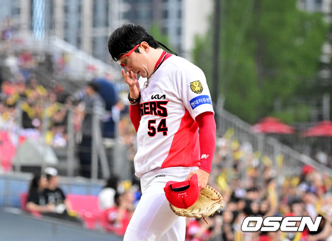 [OSEN=광주, 지형준 기자] 18일 광주-기아 챔피언스필드에서 2026 신한 SOL KBO리그 KIA 타이거즈와 LG 트윈스의 경기가 열렸다.KIA는 좌완 양현종, LG는 외인투수 톨허스트를 선발로 내세웠다.1회초 수비를 마친 KIA 양현종이 선제 실점에 아쉬워하고 있다. 2026.06.18 / jpnews@osen.co.kr