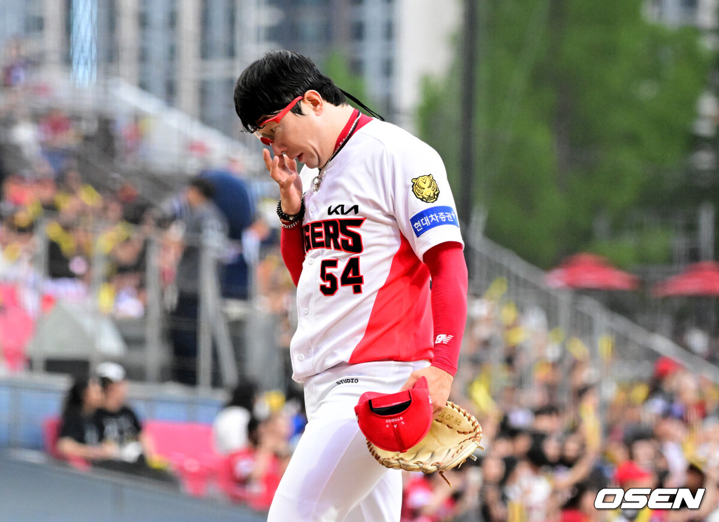 18일 광주-기아 챔피언스필드에서 2026 신한 SOL KBO리그 KIA 타이거즈와 LG 트윈스의 경기가 열렸다.KIA는 좌완 양현종, LG는 외인투수 톨허스트를 선발로 내세웠다.1회초 수비를 마친 KIA 양현종이 선제 실점에 아쉬워하고 있다. 2026.06.18 / jpnews@osen.co.kr