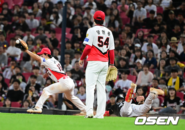 [OSEN=광주, 지형준 기자] 18일 광주-기아 챔피언스필드에서 2026 신한 SOL KBO리그 KIA 타이거즈와 LG 트윈스의 경기가 열렸다.KIA는 좌완 양현종, LG는 외인투수 톨허스트를 선발로 내세웠다.5회초 1사에서 LG 오스틴이 2루 내야 안타를 날리며 1루에서 헤드퍼스트슬라이딩을 하고 있다. 이를 지켜보는 KIA 양현종. 2026.06.18 / jpnews@osen.co.kr