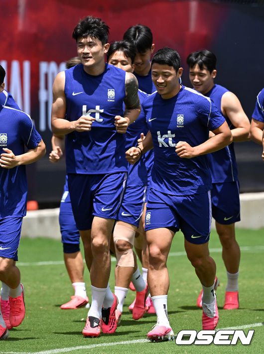 [OSEN=사포판(멕시코), 이대선 기자] 홍명보 감독이 이끄는 대한민국 축구국가대표팀이 16일(한국시각) 멕시코 과달라하라 인근 사포판의 치바스 베르데 바예에서 훈련을 진행했다.대표팀은 전날 A조 1차전에서 체코를 상대로 2-1 역전승을 거뒀다. 남아프리카공화국을 2-0으로 제압한 개최국 멕시코에 이은 조&nbsp;2위다.대한민국 김민재, 황희찬이 러닝 훈련을 하고 있다. 2026.06.16 /sunday@osen.co.kr