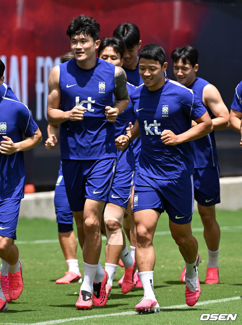 홍명보 감독이 이끄는 대한민국 축구국가대표팀이 16일(한국시각) 멕시코 과달라하라 인근 사포판의 치바스 베르데 바예에서 훈련을 진행했다.대표팀은 전날 A조 1차전에서 체코를 상대로 2-1 역전승을 거뒀다. 남아프리카공화국을 2-0으로 제압한 개최국 멕시코에 이은 조 2위다.대한민국 김민재, 황희찬이 러닝 훈련을 하고 있다. 2026.06.16 /sunday@osen.co.kr