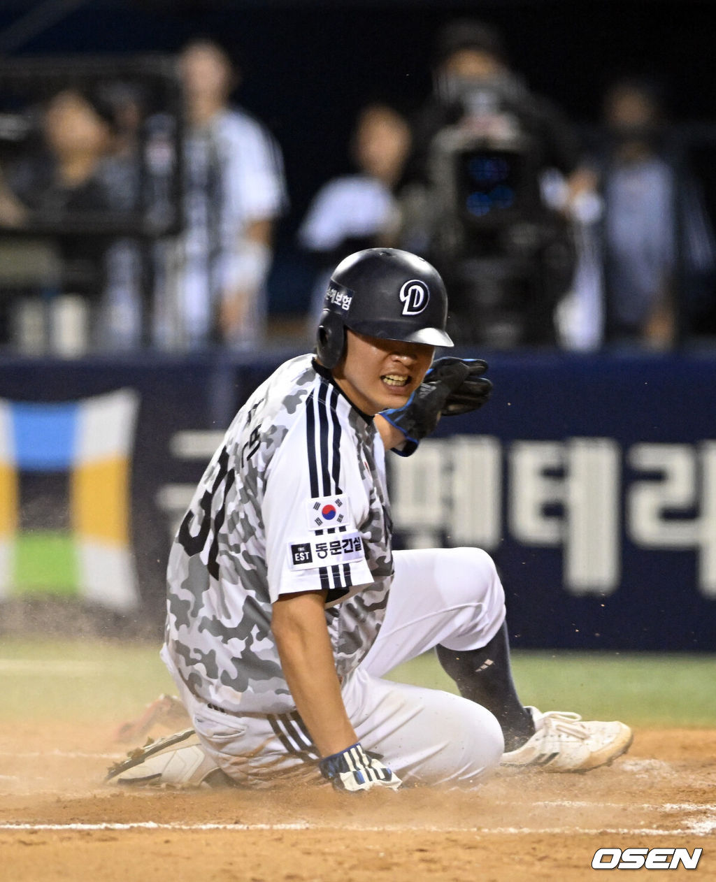 18일 서울 잠실야구장에서 ‘2026 신한 SOL Bank KBO리그’ 두산 베어스와 KT 위즈의 경기가 열렸다.홈팀 두산은 최민석을, 방문팀 KT는 소형준을 선발로 내세웠다.7회말 무사 2루에서 두산 박찬호의 역전 적시타에 정수빈이 득점을 올리고 있다. 2026.06.18 /cej@osen.co.kr