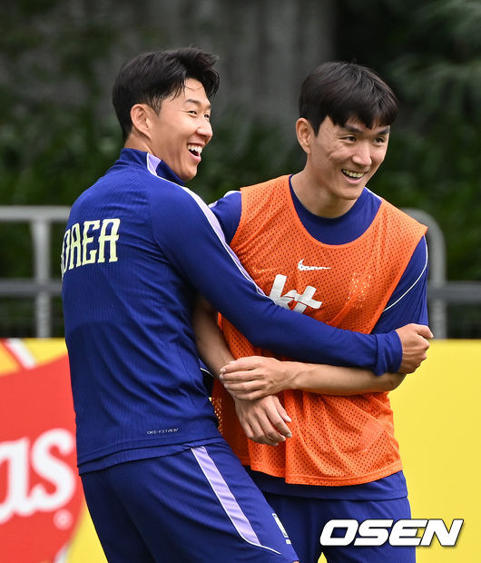 [OSEN=사포판(멕시코), 이대선 기자] 홍명보 감독이 이끄는 대한민국 축구국가대표팀이 15일(한국시각) 멕시코 과달라하라 인근 사포판의 치바스 베르데 바예에서 훈련을 진행했다.대표팀은 전날 A조 1차전에서 체코를 상대로 2-1 역전승을 거뒀다. 남아프리카공화국을 2-0으로 제압한 개최국 멕시코에 이은 조&nbsp;2위다.대한민국 손흥민이 황인범과 훈련 중 장난을 치고 있다. 2026.06.15 /sunday@osen.co.kr