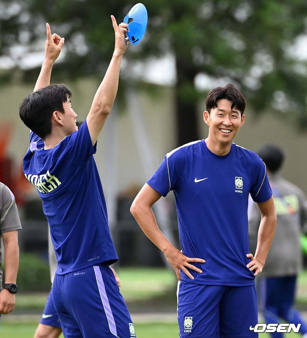 홍명보 감독이 이끄는 대한민국 축구국가대표팀이 18일(한국시각) 멕시코 과달라하라 인근 사포판의 치바스 베르데 바예에서 훈련을 진행했다.대한민국 축구대표팀은 19일 오전 10시(한국시간) 개최국 멕시코를 상대로 A조 조별리그 2차전을 갖는다.대한민국 손흥민이 순발력 훈련에서 황인범에게 패하며 미소짓고 있다. 2026.06.18 /sunday@osen.co.kr