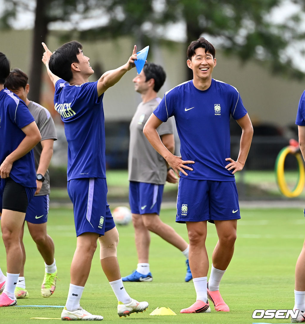 홍명보 감독이 이끄는 대한민국 축구국가대표팀이 18일(한국시각) 멕시코 과달라하라 인근 사포판의 치바스 베르데 바예에서 훈련을 진행했다.대한민국 축구대표팀은 19일 오전 10시(한국시간) 개최국 멕시코를 상대로 A조 조별리그 2차전을 갖는다.대한민국 손흥민이 순발력 훈련에서 황인범에게 패하며 미소짓고 있다. 2026.06.18 /sunday@osen.co.kr