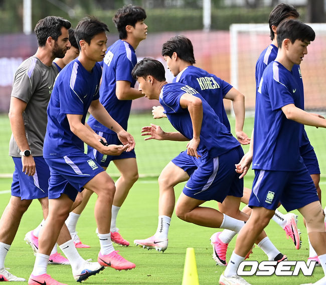 [OSEN=사포판(멕시코), 이대선 기자] 홍명보 감독이 이끄는 대한민국 축구국가대표팀이 18일(한국시각) 멕시코 과달라하라 인근 사포판의 치바스 베르데 바예에서 훈련을 진행했다.대한민국 축구대표팀은 19일 오전 10시(한국시간) 개최국 멕시코를 상대로 A조 조별리그 2차전을 갖는다.대한민국 손흥민이 훈련을 하고 있다. 2026.06.18 /sunday@osen.co.kr