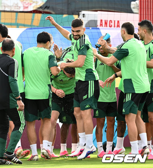 [OSEN=사포판(멕시코), 이대선 기자] 2026 북중미 월드컵에 참가하는 멕시코 축구국가대표팀이 18일(한국시각) 멕시코 과달라하라 인근 스포츠 아레나에서 훈련을 진행했다.대한민국 축구대표팀은 19일 오전 10시(한국시간) 개최국 멕시코를 상대로 A조 조별리그 2차전을 갖는다.멕시코 선수들이 훈련에 앞서 장난을 치고 있다. 2026.06.18 /sunday@osen.co.kr