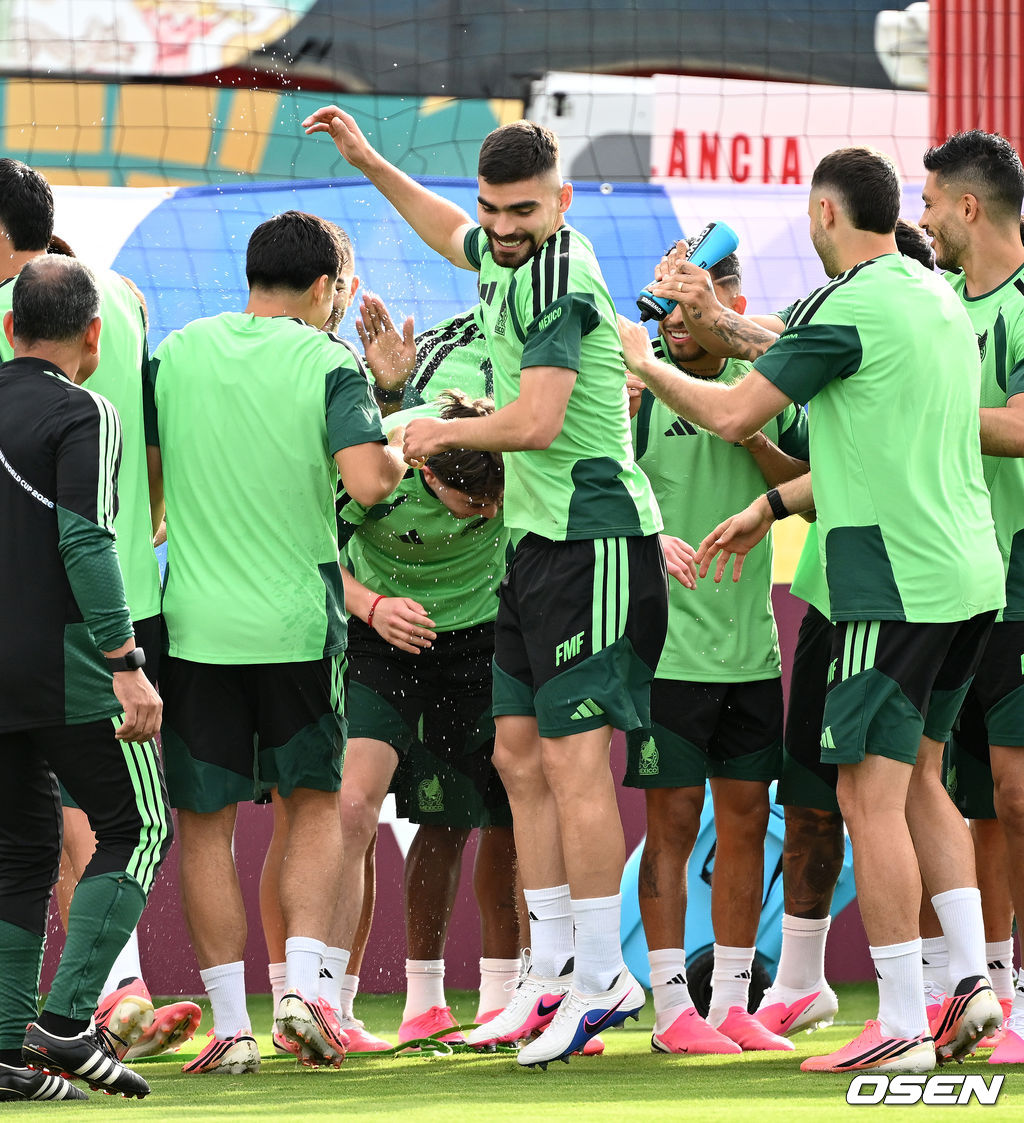 2026 북중미 월드컵에 참가하는 멕시코 축구국가대표팀이 18일(한국시각) 멕시코 과달라하라 인근 스포츠 아레나에서 훈련을 진행했다.대한민국 축구대표팀은 19일 오전 10시(한국시간) 개최국 멕시코를 상대로 A조 조별리그 2차전을 갖는다.멕시코 선수들이 훈련에 앞서 장난을 치고 있다. 2026.06.18 /sunday@osen.co.kr