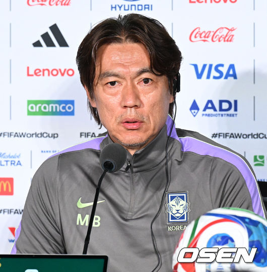 [OSEN=사포판(멕시코), 이대선 기자] 18일(한국시각) 멕시코 멕시코 과달라하라의 에스타디오 과달라하라에서 대한민국 축구국가대표팀 공식 기자회견이 진행됐다.대표팀은 19일 오전 10시(한국시간) 개최국 멕시코를 상대로 A조 조별리그 2차전을 갖는다.홍명보 감독이 질문에 답을 하고 있다. 2026.06.18 /sunday@osen.co.kr