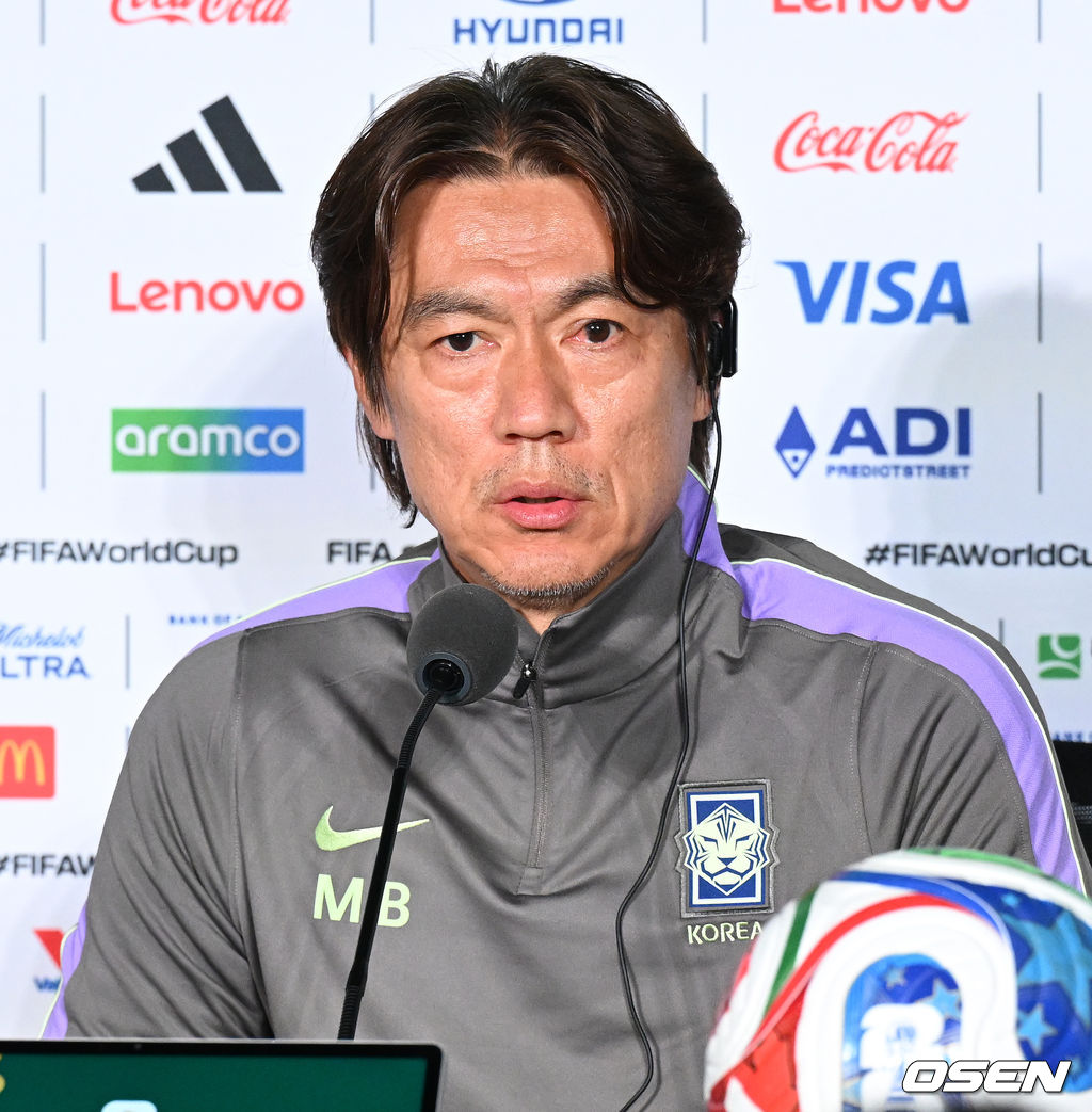 18일(한국시각) 멕시코 멕시코 과달라하라의 에스타디오 과달라하라에서 대한민국 축구국가대표팀 공식 기자회견이 진행됐다.대표팀은 19일 오전 10시(한국시간) 개최국 멕시코를 상대로 A조 조별리그 2차전을 갖는다.홍명보 감독이 질문에 답을 하고 있다. 2026.06.18 /sunday@osen.co.kr
