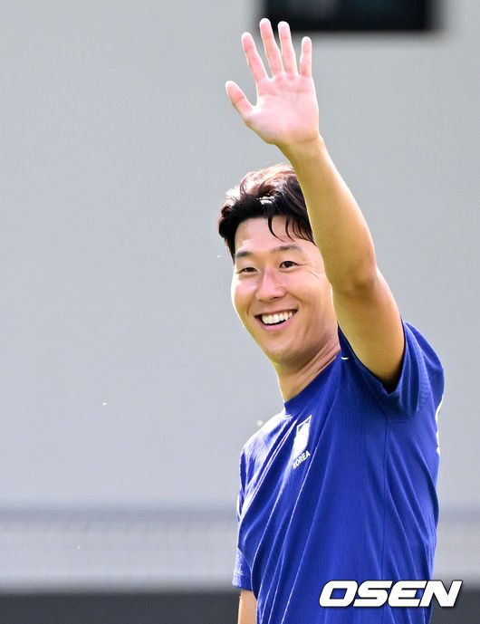 [OSEN=사포판(멕시코), 이대선 기자] 2026 북중미 월드컵에 참가하는 대한민국 축구국가대표팀이 11일(한국시각) 멕시코 과달라하라 인근 사포판의 치바스 베르데 바예에서 훈련을 진행했다.대한민국 월드컵대표팀은 오는 12일 오전 11시(한국시각) 체코와 2026년 북중미 월드컵 조별리그 A조 1차전을 펼친다.손흥민이 훈련장을 방문한 박지성, 기성용을 향해 인사 하고 있다. 2026.06.11 /sunday@osen.co.kr