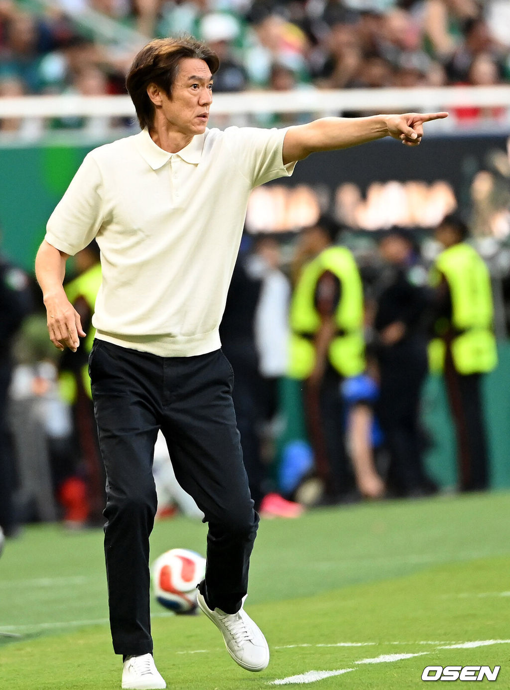 19일 (한국시각) 멕시코 에스타디오 과달라하라에서 2026 국제축구연맹(FIFA) 북중미 월드컵 A조 조별리그 2차전 대한민국과 멕시코의 경기가 열렸다.체코를 상대로 2-1 역전승을 거둔 한국은 멕시코전 승리와 함께 조 1위 도약을 노린다. 멕시코 역시 남아프리카공화국을 2-0으로 꺾고 승점 3점을 확보했다.전반 홍명보 감독이 작전지시를 하고 있다. 2026.06.19 /sunday@osen.co.kr