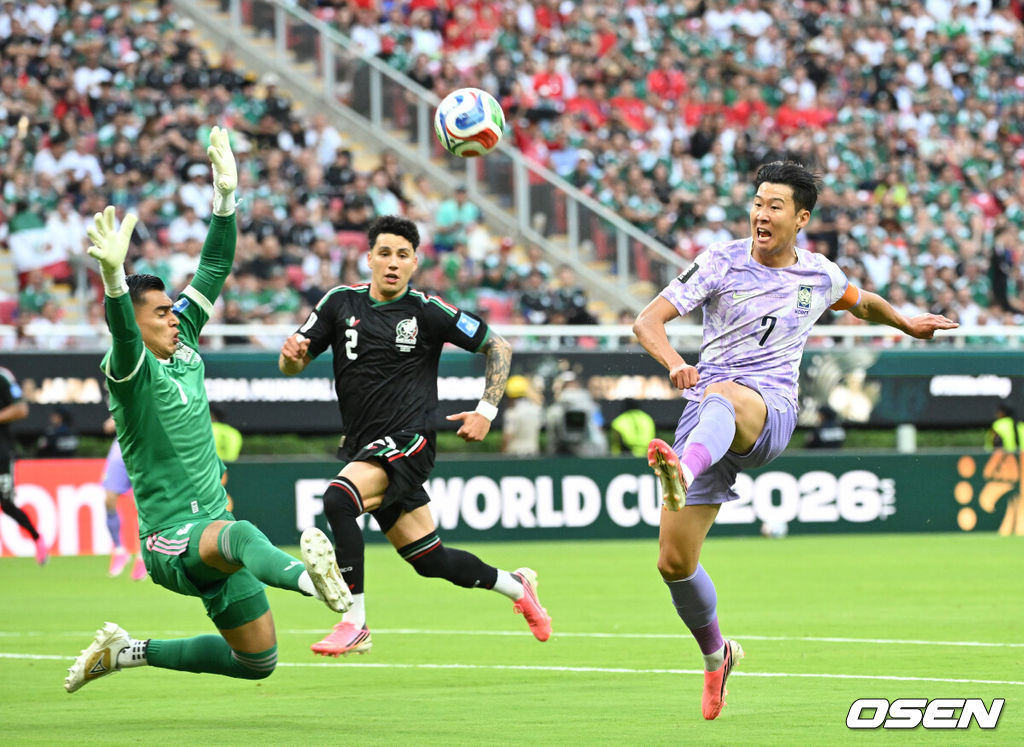 19일 (한국시각) 멕시코 에스타디오 과달라하라에서 2026 국제축구연맹(FIFA) 북중미 월드컵 A조 조별리그 2차전 대한민국과 멕시코의 경기가 열렸다.체코를 상대로 2-1 역전승을 거둔 한국은 멕시코전 승리와 함께 조 1위 도약을 노린다. 멕시코 역시 남아프리카공화국을 2-0으로 꺾고 승점 3점을 확보했다. 손흥민이 칩슛으로 랑헬의 키를 넘기고 있다. 2026.06.19 /sunday@osen.co.kr