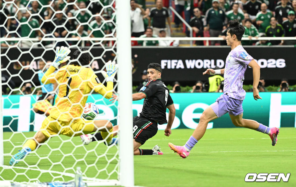 19일 (한국시각) 멕시코 에스타디오 과달라하라에서 2026 국제축구연맹(FIFA) 북중미 월드컵 A조 조별리그 2차전 대한민국과 멕시코의 경기가 열렸다.체코를 상대로 2-1 역전승을 거둔 한국은 멕시코전 승리와 함께 조 1위 도약을 노린다. 멕시코 역시 남아프리카공화국을 2-0으로 꺾고 승점 3점을 확보했다.후반 히메네스의 슈팅을 김승규가 막고 있다. 2026.06.19 /sunday@osen.co.kr