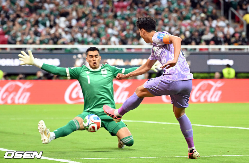 19일 (한국시각) 멕시코 에스타디오 과달라하라에서 2026 국제축구연맹(FIFA) 북중미 월드컵 A조 조별리그 2차전 대한민국과 멕시코의 경기가 열렸다.체코를 상대로 2-1 역전승을 거둔 한국은 멕시코전 승리와 함께 조 1위 도약을 노린다. 멕시코 역시 남아프리카공화국을 2-0으로 꺾고 승점 3점을 확보했다.손흥민이 오프사이드가 선언됐지만 슈팅을 시도 하고 있다. 2026.06.19 /sunday@osen.co.kr