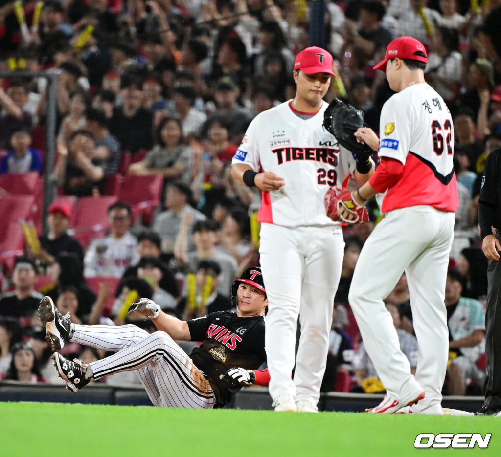 18일 광주-기아 챔피언스필드에서 2026 신한 SOL KBO리그 KIA 타이거즈와 LG 트윈스의 경기가 열렸다.KIA는 좌완 양현종, LG는 외인투수 톨허스트를 선발로 내세웠다.8회초 무사 1루에서 LG 오지환이 견제에 걸리며 KIA 변우혁에 태그아웃 당하고 있다. 2026.06.18 / jpnews@osen.co.kr