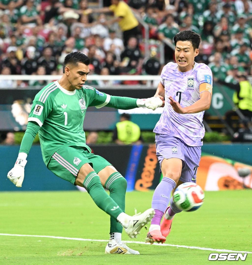 19일 (한국시각) 멕시코 에스타디오 과달라하라에서 2026 국제축구연맹(FIFA) 북중미 월드컵 A조 조별리그 2차전 대한민국과 멕시코의 경기가 열렸다.체코를 상대로 2-1 역전승을 거둔 한국은 멕시코전 승리와 함께 조 1위 도약을 노린다. 멕시코 역시 남아프리카공화국을 2-0으로 꺾고 승점 3점을 확보했다. 랑헬 골키퍼가 손흥민에 앞서 공을 걷어내고 있다. 2026.06.19 /sunday@osen.co.kr