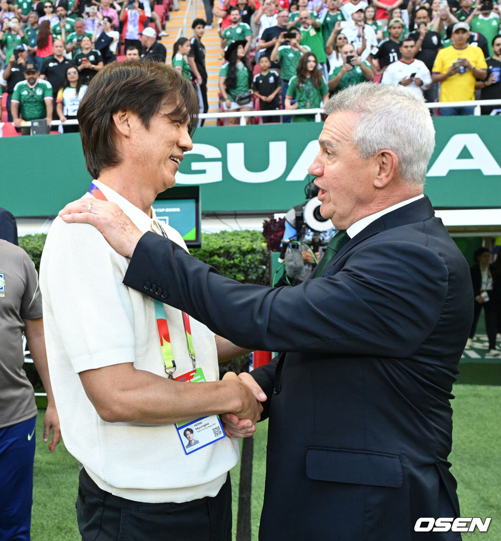 19일 (한국시각) 멕시코 에스타디오 과달라하라에서 2026 국제축구연맹(FIFA) 북중미 월드컵 A조 조별리그 2차전 대한민국과 멕시코의 경기가 열렸다.체코를 상대로 2-1 역전승을 거둔 한국은 멕시코전 승리와 함께 조 1위 도약을 노린다. 멕시코 역시 남아프리카공화국을 2-0으로 꺾고 승점 3점을 확보했다.홍명보 감독이 아기레 감독과 인사를 하고 있다. 2026.06.19 /sunday@osen.co.kr
