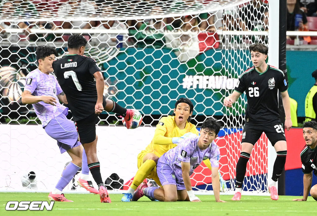 19일 (한국시각) 멕시코 에스타디오 과달라하라에서 2026 국제축구연맹(FIFA) 북중미 월드컵 A조 조별리그 2차전 대한민국과 멕시코의 경기가 열렸다.체코를 상대로 2-1 역전승을 거둔 한국은 멕시코전 승리와 함께 조 1위 도약을 노린다. 멕시코 역시 남아프리카공화국을 2-0으로 꺾고 승점 3점을 확보했다. 후반 한국이 김승규 골키퍼의 실책으로 실점 하고 있다. 2026.06.19 /sunday@osen.co.kr