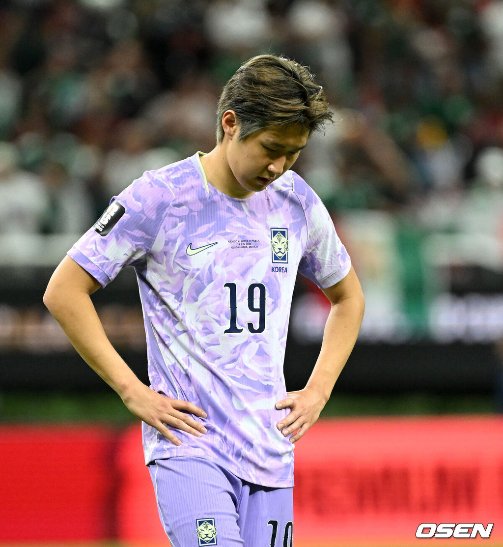 홍명보 감독이 이끄는 대한민국 축구대표팀은 19일 오전 10시(이하 한국시간) 멕시코 과달라하라의 에스타디오 과달라하라에서 열린 2026 국제축구연맹(FIFA) 북중미 월드컵 조별리그 A조 2차전에서 멕시코에 0-1로 패했다.이로써 한국은 1승 1패, 승점 3으로 멕시코(승점 6)에 이어 조 2위가 됐다. 체코와 남아프리카공화국이 나란히 승점 1에 머물러 있는 만큼 한국은 남아공과 최종전에서 무승부만 거둬도 조 2위를 확보할 수 있다.경기 종료 후 대한민국 이강인이 아쉬워하고 있다. 2026.06.19 /sunday@osen.co.kr