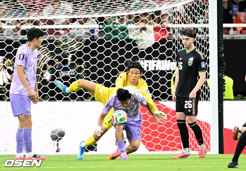 19일 (한국시각) 멕시코 에스타디오 과달라하라에서 2026 국제축구연맹(FIFA) 북중미 월드컵 A조 조별리그 2차전 대한민국과 멕시코의 경기가 열렸다.체코를 상대로 2-1 역전승을 거둔 한국은 멕시코전 승리와 함께 조 1위 도약을 노린다. 멕시코 역시 남아프리카공화국을 2-0으로 꺾고 승점 3점을 확보했다. 후반 한국이 김승규 골키퍼의 실책으로 실점 하고 있다. 2026.06.19 /sunday@osen.co.kr
