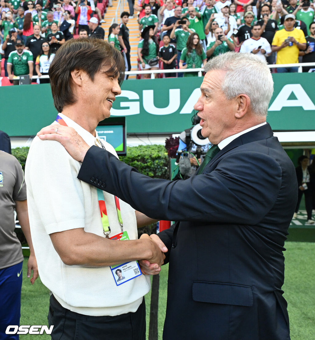 19일 (한국시각) 멕시코 에스타디오 과달라하라에서 2026 국제축구연맹(FIFA) 북중미 월드컵 A조 조별리그 2차전 대한민국과 멕시코의 경기가 열렸다.체코를 상대로 2-1 역전승을 거둔 한국은 멕시코전 승리와 함께 조 1위 도약을 노린다. 멕시코 역시 남아프리카공화국을 2-0으로 꺾고 승점 3점을 확보했다.홍명보 감독이 아기레 감독과 인사를 하고 있다. 2026.06.19 /sunday@osen.co.kr