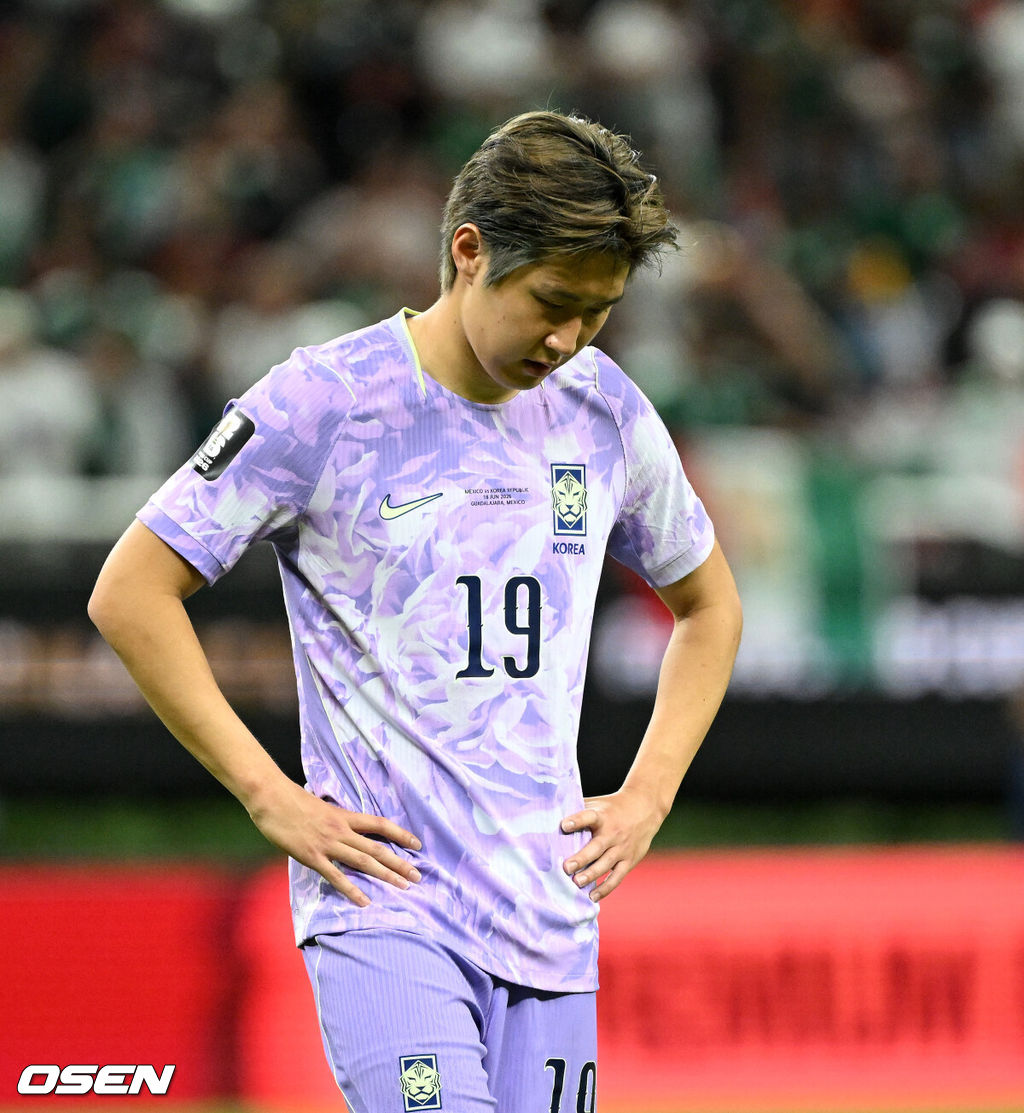 홍명보 감독이 이끄는 대한민국 축구대표팀은 19일 오전 10시(이하 한국시간) 멕시코 과달라하라의 에스타디오 과달라하라에서 열린 2026 국제축구연맹(FIFA) 북중미 월드컵 조별리그 A조 2차전에서 멕시코에 0-1로 패했다.이로써 한국은 1승 1패, 승점 3으로 멕시코(승점 6)에 이어 조 2위가 됐다. 체코와 남아프리카공화국이 나란히 승점 1에 머물러 있는 만큼 한국은 남아공과 최종전에서 무승부만 거둬도 조 2위를 확보할 수 있다.경기 종료 후 대한민국 이강인이 아쉬워하고 있다. 2026.06.19 /sunday@osen.co.kr