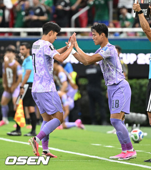 [OSEN=과달라하라(멕시코), 이대선 기자] 19일 (한국시각) 멕시코 에스타디오 과달라하라에서 2026 국제축구연맹(FIFA) 북중미 월드컵 A조 조별리그 2차전 대한민국과 멕시코의 경기가 열렸다.체코를 상대로 2-1 역전승을 거둔 한국은 멕시코전 승리와 함께 조 1위 도약을 노린다. 멕시코 역시 남아프리카공화국을 2-0으로 꺾고 승점 3점을 확보했다.후반 손흥민이 교체되고 있다. 2026.06.19 /sunday@osen.co.kr