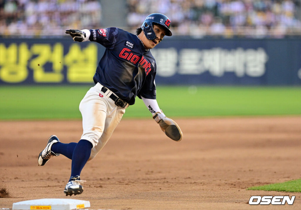 13일 서울 잠실야구장에서 2026 신한 SOL KBO리그 LG 트윈스와 롯데 자이언츠의 경기가 열렸다.이날 LG는 김진수, 롯데는 이민석을 선발로 내세웠다.8회초 1사 2루에서 롯데 황성빈이 고승민의 1타점 적시타에 홈으로 달리고 있다. 2026.06.13 / jpnews@osen.co.kr