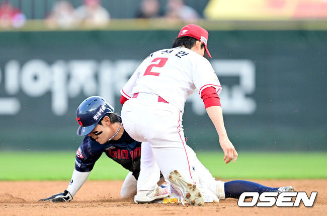 [OSEN=인천, 최규한 기자] 16일 인천 SSG랜더스필드에서 ‘2026 신한 SOL Bank KBO리그’ SSG 랜더스와 롯데 자이언츠의 경기가 열렸다.홈팀 SSG는 김민준, 방문팀 롯데는 김진욱을 선발로 내세웠다.3회초 2사 1루 상황 롯데 레이예스 타석 때 주자 황성빈이 2루 도루에 성공하고 있다. 2026.06.16 / dreamer@osen.co.kr