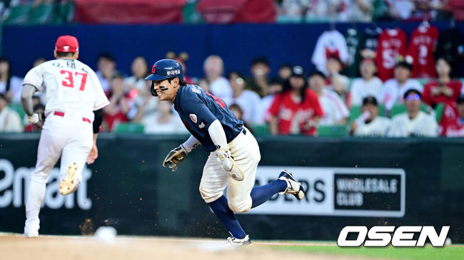 [OSEN=인천, 최규한 기자] 16일 인천 SSG랜더스필드에서 ‘2026 신한 SOL Bank KBO리그’ SSG 랜더스와 롯데 자이언츠의 경기가 열렸다.홈팀 SSG는 김민준, 방문팀 롯데는 김진욱을 선발로 내세웠다.5회초 무사 1루 상황 롯데 고승민 타석 때 상대 견제 실책을 틈타 주자 황성빈이 2루로 뛰고 있다. 2026.06.16 / dreamer@osen.co.kr