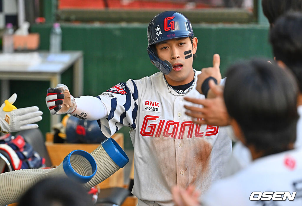 11일 부산 사직야구장에서 2026 신한 SOL KBO 리그 롯데 자이언츠와 두산 베어스의 경기가 열렸다. 홈팀 롯데는 박세웅이, 방문팀 두산은 타카다가 선발 출전했다.롯데 자이언츠 황성빈이 1회말 무사 2루 고승민의 좌익수 앞 안타때 득점을 올리고 하이파이브를 하고 있다. 2026.06.11 / foto0307@osen.co.kr
