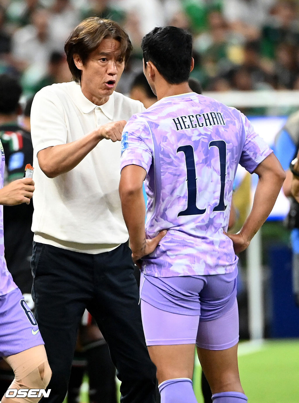 19일 (한국시각) 멕시코 에스타디오 과달라하라에서 2026 국제축구연맹(FIFA) 북중미 월드컵 A조 조별리그 2차전 대한민국과 멕시코의 경기가 열렸다.체코를 상대로 2-1 역전승을 거둔 한국은 멕시코전 승리와 함께 조 1위 도약을 노린다. 멕시코 역시 남아프리카공화국을 2-0으로 꺾고 승점 3점을 확보했다.후반 교체로 들어가는 황희찬에게 홍명보 감독이 작전지시를 하고 있다. 2026.06.19 /sunday@osen.co.kr