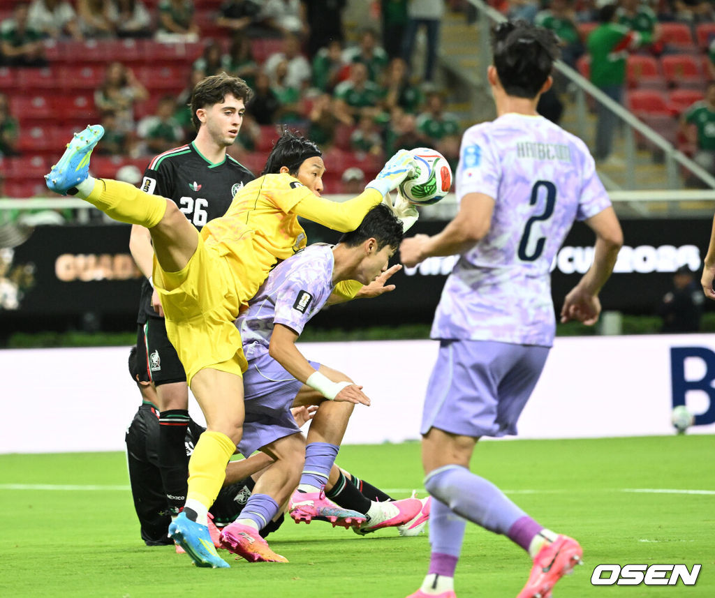 19일 (한국시각) 멕시코 에스타디오 과달라하라에서 2026 국제축구연맹(FIFA) 북중미 월드컵 A조 조별리그 2차전 대한민국과 멕시코의 경기가 열렸다.체코를 상대로 2-1 역전승을 거둔 한국은 멕시코전 승리와 함께 조 1위 도약을 노린다. 멕시코 역시 남아프리카공화국을 2-0으로 꺾고 승점 3점을 확보했다. 후반 한국이 김승규 골키퍼의 실책으로 실점 하고 있다. 2026.06.19 /sunday@osen.co.kr