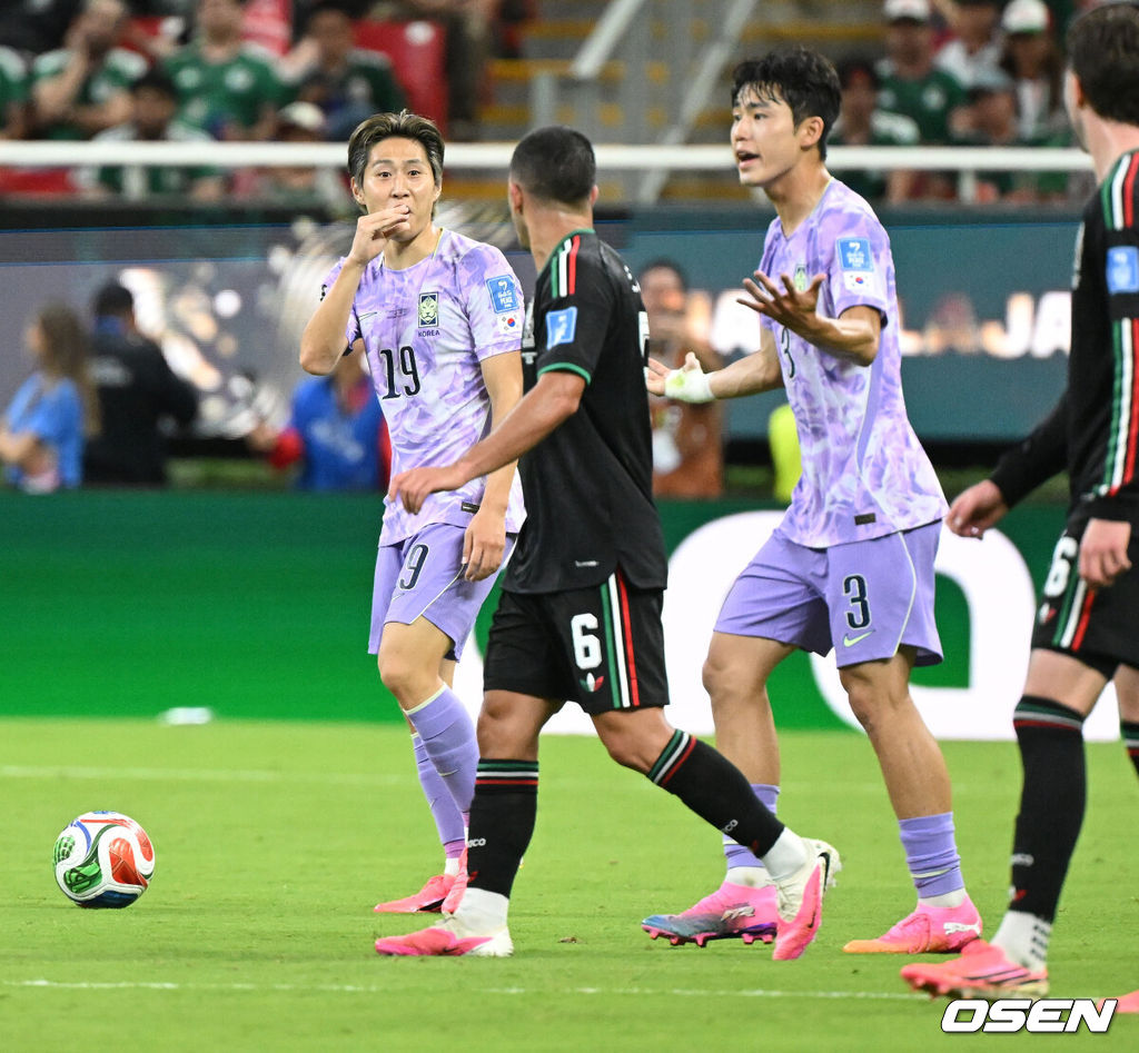 19일 (한국시각) 멕시코 에스타디오 과달라하라에서 2026 국제축구연맹(FIFA) 북중미 월드컵 A조 조별리그 2차전 대한민국과 멕시코의 경기가 열렸다.체코를 상대로 2-1 역전승을 거둔 한국은 멕시코전 승리와 함께 조 1위 도약을 노린다. 멕시코 역시 남아프리카공화국을 2-0으로 꺾고 승점 3점을 확보했다.전반 이강인이 멕시코 리라의 도발에 넘어가지 않고 있다. 2026.06.19 /sunday@osen.co.kr