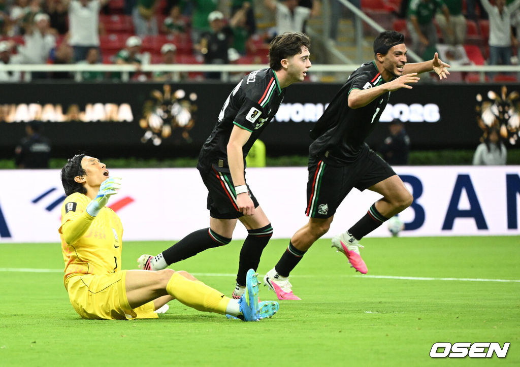 19일 (한국시각) 멕시코 에스타디오 과달라하라에서 2026 국제축구연맹(FIFA) 북중미 월드컵 A조 조별리그 2차전 대한민국과 멕시코의 경기가 열렸다.체코를 상대로 2-1 역전승을 거둔 한국은 멕시코전 승리와 함께 조 1위 도약을 노린다. 멕시코 역시 남아프리카공화국을 2-0으로 꺾고 승점 3점을 확보했다.  후반 한국이 김승규 골키퍼의 실책으로 실점 하고 있다. 2026.06.19 /sunday@osen.co.kr