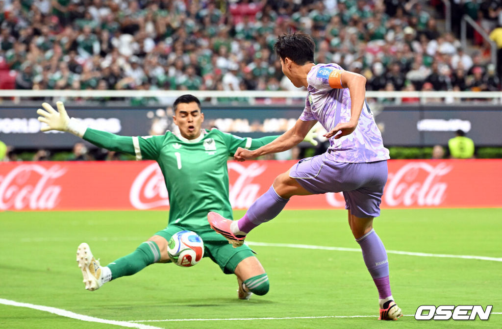 19일 (한국시각) 멕시코 에스타디오 과달라하라에서 2026 국제축구연맹(FIFA) 북중미 월드컵 A조 조별리그 2차전 대한민국과 멕시코의 경기가 열렸다.체코를 상대로 2-1 역전승을 거둔 한국은 멕시코전 승리와 함께 조 1위 도약을 노린다. 멕시코 역시 남아프리카공화국을 2-0으로 꺾고 승점 3점을 확보했다.손흥민이 오프사이드가 선언됐지만 슈팅을 시도 하고 있다. 2026.06.19 /sunday@osen.co.kr
