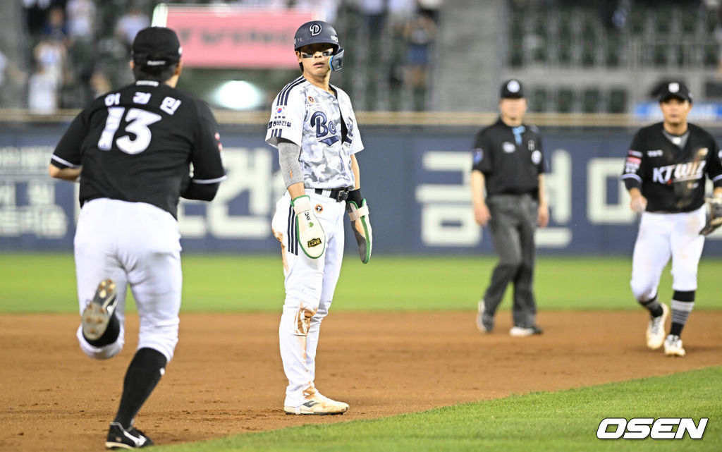 18일 서울 잠실야구장에서 ‘2026 신한 SOL Bank KBO리그’ 두산 베어스와 KT 위즈의 경기가 열렸다.홈팀 두산은 최민석을, 방문팀 KT는 소형준을 선발로 내세웠다.7회말 무사 2루에서 두산 조수행 타석 때 박찬호가 도루실패로 아웃되고 있다. 2026.06.18 /cej@osen.co.kr