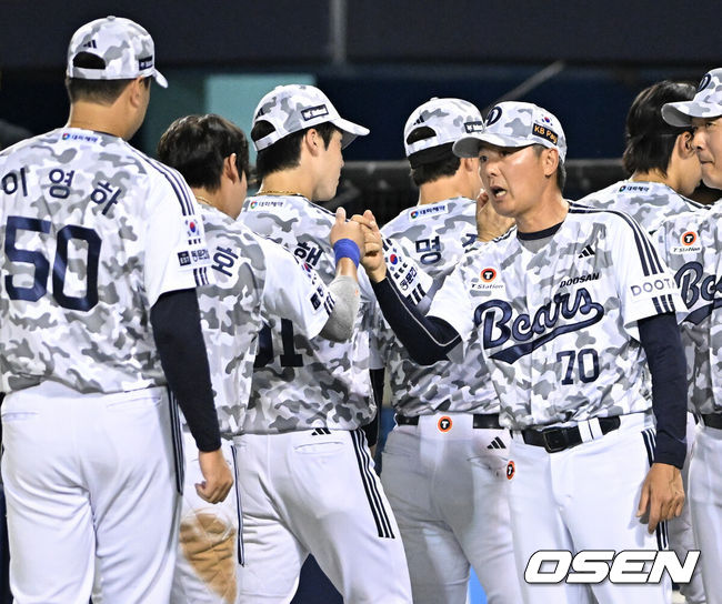 [OSEN=잠실, 조은정 기자]프로야구 두산 베어스는 18일 서울 잠실구장에서 열린 2026 신한 SOL KBO리그 KT 위즈와의 시즌 9차전에서 2-1로 승리했다.두산은 2연패에서 탈출하며 시즌 34승 2무 33패를 기록했다. 반면 4연승 상승세가 끊긴 KT는 40승 1무 26패가 됐다. 주중 3연전을 2승 1패 위닝시리즈로 마쳤다.&nbsp;두산 김원형 감독이 박찬호와 승리를 기뻐하고 있다. 2026.06.18 /cej@osen.co.kr