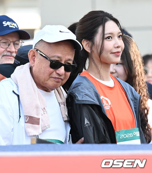 [OSEN=조은정 기자]제12회 시각장애인과 함께하는 어울림 마라톤 대회가 13일 서울 마포구 평화의공원 평화광장에서 개최됐다.‘어울림 마라톤 대회’는 시각장애인과 비장애인이 한 팀을 이뤄 함께 달리는 행사로, 서로를 이해하고 배려하는 ‘동행’의 의미를 담고 있다. 수영은 마라톤 참가자들과 함께 직접 코스를 달릴 예정이다. 대회 수익금은 전액 기부된다.배우 최수영(소녀시대 수영)이 마라톤에 앞서 부친인 최정남 실명퇴치본부 회장과 이야기를 나누고 있다. 2026.06.13 /cej@osen.co.kr