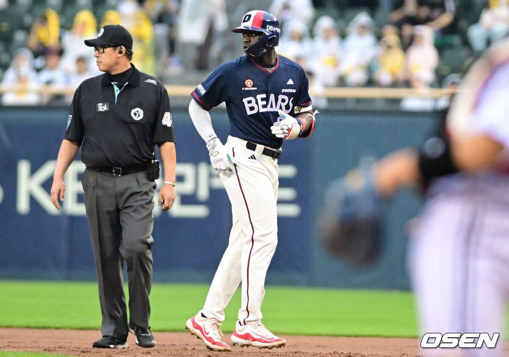 19일 서울 잠실야구장에서 ‘2026 신한 SOL Bank KBO리그’ LG 트윈스와 두산 베어스의 경기가 열렸다.홈팀 LG는 이정용을, 방문팀 두산은 벤자민을 선발로 내세웠다.1회초 1사 1,2루에서 두산 카메론의 선취 적시타를 날린 뒤 베이스를 밟고 있다. 2026.06.19 /cej@osen.co.kr