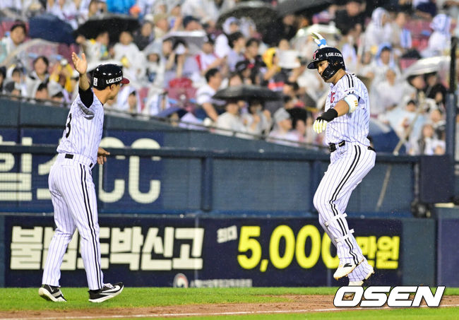 [OSEN=잠실, 조은정 기자]19일 서울 잠실야구장에서 ‘2026 신한 SOL Bank KBO리그’ LG 트윈스와 두산 베어스의 경기가 열렸다.홈팀 LG는 이정용을, 방문팀 두산은 벤자민을 선발로 내세웠다.5회말 2사 1루에서 LG 송찬의가 역전 투런 홈런을 날린 뒤 베이스를 돌고 있다. 2026.06.19 /cej@osen.co.kr