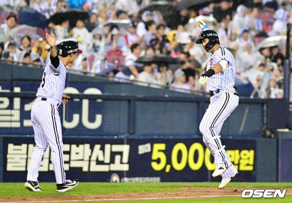 19일 서울 잠실야구장에서 ‘2026 신한 SOL Bank KBO리그’ LG 트윈스와 두산 베어스의 경기가 열렸다.홈팀 LG는 이정용을, 방문팀 두산은 벤자민을 선발로 내세웠다.5회말 2사 1루에서 LG 송찬의가 역전 투런 홈런을 날린 뒤 베이스를 돌고 있다. 2026.06.19 /cej@osen.co.kr