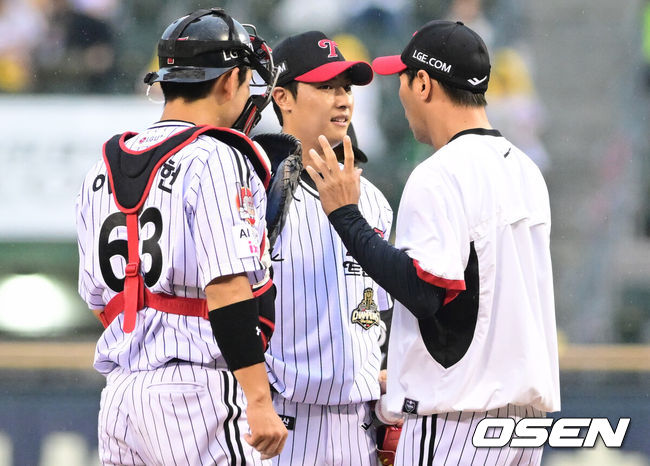 [OSEN=잠실, 조은정 기자]19일 서울 잠실야구장에서 ‘2026 신한 SOL Bank KBO리그’ LG 트윈스와 두산 베어스의 경기가 열렸다.홈팀 LG는 이정용을, 방문팀 두산은 벤자민을 선발로 내세웠다.1회초 LG 이정용이 흔들리자 김광삼 코치가 마운드에 올라 대화를 하고 있다. 2026.06.19 /cej@osen.co.kr