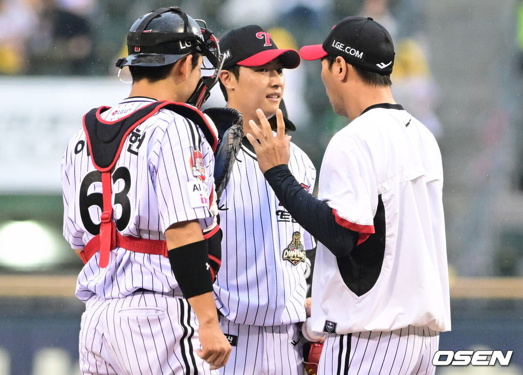 19일 서울 잠실야구장에서 ‘2026 신한 SOL Bank KBO리그’ LG 트윈스와 두산 베어스의 경기가 열렸다.홈팀 LG는 이정용을, 방문팀 두산은 벤자민을 선발로 내세웠다.1회초 LG 이정용이 흔들리자 김광삼 코치가 마운드에 올라 대화를 하고 있다. 2026.06.19 /cej@osen.co.kr