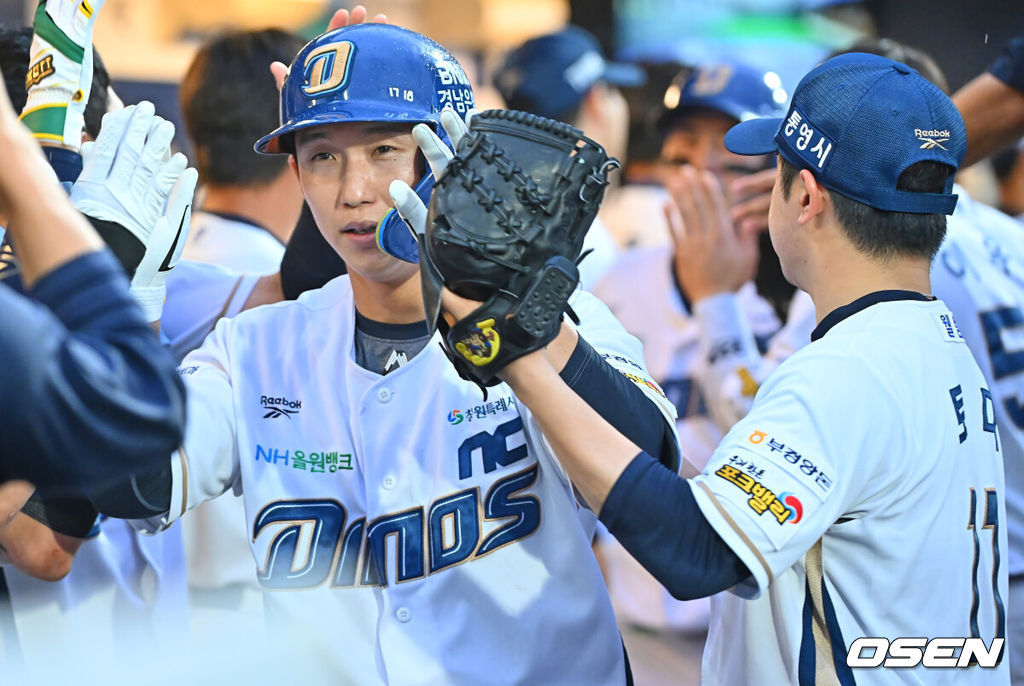 19일 창원NC파크에서 2026 신한 SOL KBO 리그 NC 다이노스와 SSG 랜더스의 경기가 열렸다. 홈팀 NC는 토다가, 방문팀 SSG 랜더스는 베니지아노가 선발 출전했다. NC 다이노스 서호철이 3회말 1사 1,2루 좌중월 3점 홈런을 치고 하이파이브를 하고 있다. 2026.06.19 / foto0307@osen.co.kr
