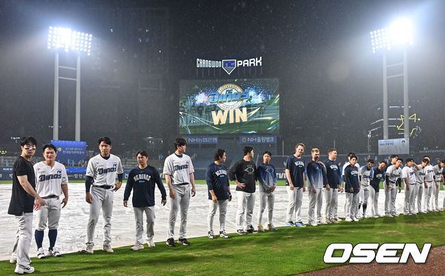 [OSEN=창원, 이석우 기자] 19일 창원NC파크에서 2026 신한 SOL KBO 리그 NC 다이노스와 SSG 랜더스의 경기가 열렸다. 홈팀 NC는 토다가, 방문팀 SSG 랜더스는 베니지아노가 선발 출전했다. NC 다이노스 선수들이 우천 취소되며 강우 콜드승을 올리고 팬들에게 인사를 하고 있다. 2026.06.19 / foto0307@osen.co.kr