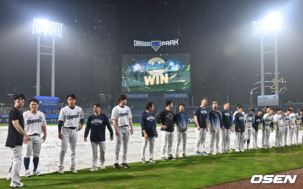 19일 창원NC파크에서 2026 신한 SOL KBO 리그 NC 다이노스와 SSG 랜더스의 경기가 열렸다. 홈팀 NC는 토다가, 방문팀 SSG 랜더스는 베니지아노가 선발 출전했다. NC 다이노스 선수들이 우천 취소되며 강우 콜드승을 올리고 팬들에게 인사를 하고 있다. 2026.06.19 / foto0307@osen.co.kr