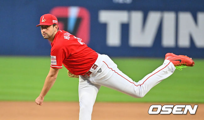 [OSEN=창원, 이석우 기자] 19일 창원NC파크에서 2026 신한 SOL KBO 리그 NC 다이노스와 SSG 랜더스의 경기가 열렸다. 홈팀 NC는 토다가, 방문팀 SSG 랜더스는 베니지아노가 선발 출전했다. SSG 랜더스 선발투수 베니지아노가 역투하고 있다. 2026.06.19 / foto0307@osen.co.kr