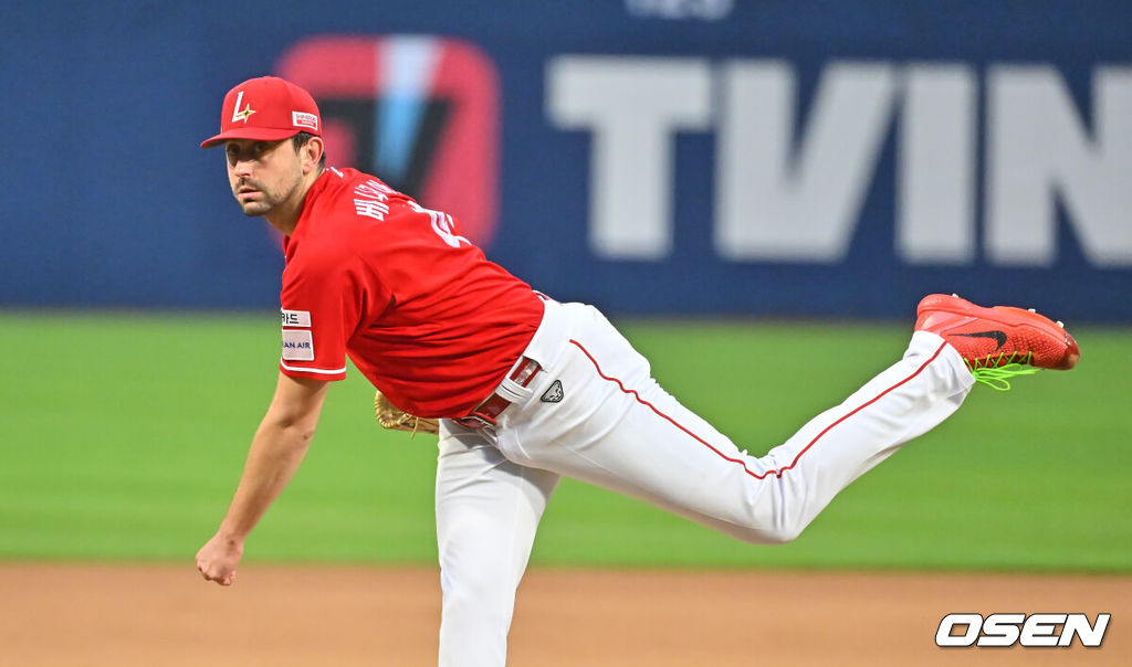 19일 창원NC파크에서 2026 신한 SOL KBO 리그 NC 다이노스와 SSG 랜더스의 경기가 열렸다. 홈팀 NC는 토다가, 방문팀 SSG 랜더스는 베니지아노가 선발 출전했다. SSG 랜더스 선발투수 베니지아노가 역투하고 있다. 2026.06.19 / foto0307@osen.co.kr
